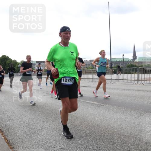 29.06.2025 - hella hamburg halbmarathon Lena Gebhardt http://msf.ph/oto/8424033 29.06.2025 10:28:23 Lombardsbrücke 5604, 3045, 7667, 12780, 1148, 3445, 5369, 5604, 5718, 5847, 5903, 5939, 6102, 6418, 6632, 7497, 7667, 7980, 8215, 8327, 8560, 9567, 9642, 9653, 9654, 9716, 9855, 10434, 11692, 11739, 12780, 12842, 13045, 13296, 13400, 13568, 13678, 14017, 14155, 15123, 15608, 16125, 18256, 18293, 18604, 19180 meine-sportfotos.de