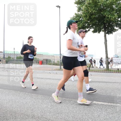 29.06.2025 - hella hamburg halbmarathon Lena Gebhardt http://msf.ph/oto/8424049 29.06.2025 10:53:14 Lombardsbrücke 16961, 1340, 1709, 1900, 1906, 1984, 2065, 2146, 2291, 2409, 2701, 2988, 3226, 3787, 4195, 4626, 4729, 5428, 5562, 5815, 6041, 6044, 6135, 6521, 7032, 7068, 7483, 7681, 7737, 7876, 8189, 8212, 8414, 8515, 8906, 9456, 9545, 9685, 9764, 9785, 10043, 10055, 10175, 10417, 10490, 10568, 10661, 10981, 11520, 11524, 11919, 12127, 12128, 12193, 12219, 12700, 13489, 13916, 13917, 14009, 14038, 14765, 14807, 14977, 14979, 16137 meine-sportfotos.de