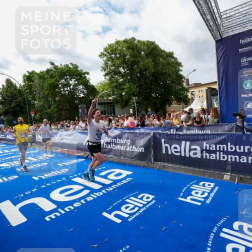 29.06.2025 - hella hamburg halbmarathon Zöllner http://msf.ph/oto/8424060 29.06.2025 10:33:34 Ziel 4602, 8312, 8956, 15326, 16931, 18731, 18854 meine-sportfotos.de