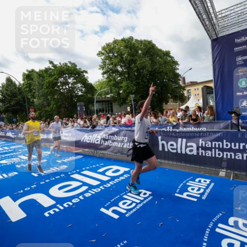 29.06.2025 - hella hamburg halbmarathon Zöllner http://msf.ph/oto/8424071 29.06.2025 10:33:35 Ziel 1053, 4602, 8312, 15326, 16931, 18731, 18854 meine-sportfotos.de