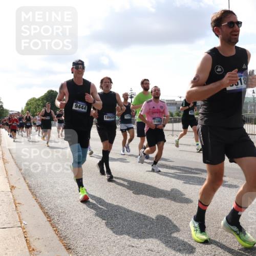 29.06.2025 - hella hamburg halbmarathon Lena Gebhardt http://msf.ph/oto/8424073 29.06.2025 09:52:17 Lombardsbrücke 9444, 12772, 18659, 11062, 518, 1057, 1139, 1169, 1312, 1353, 1468, 1512, 1569, 1604, 1631, 1763, 3305, 3437, 3618, 3697, 3852, 4565, 4871, 4915, 5011, 5014, 5047, 5129, 5231, 5336, 5690, 5987, 6373, 6550, 6700, 6705, 6711, 6770, 7185, 7432, 7710, 8074, 8359, 8564, 8852, 8900, 9348, 9358, 9444, 9547, 9659, 10319, 10493, 10691, 10741, 10978, 11062, 11495, 11679, 11779, 11821, 12046, 12438, 12623, 12772, 13403, 13614, 13728, 14257 meine-sportfotos.de
