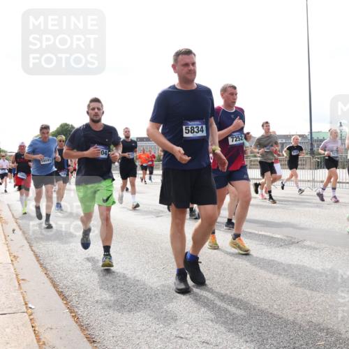 29.06.2025 - hella hamburg halbmarathon Lena Gebhardt http://msf.ph/oto/8424074 29.06.2025 10:19:05 Lombardsbrücke 11602, 04, 18591, 5834, 7252, 9757, 18217, 1349, 1521, 1718, 1755, 2096, 2311, 2589, 2781, 2802, 2812, 2821, 3026, 3105, 3118, 3529, 3591, 3592, 3631, 4718, 4722, 4802, 4845, 5034, 5049, 5080, 5098, 5178, 5264, 5266, 5323, 5429, 5834, 5910, 6194, 6249, 6413, 6477, 6482, 6542, 6736, 7051, 7121, 7214, 7252, 8575, 8665, 8761, 8778, 8780, 9252, 9270, 9272, 9276, 9549, 9652, 9756, 9757, 10037, 10039, 10124, 10129, 10467, 10502, 10816 meine-sportfotos.de