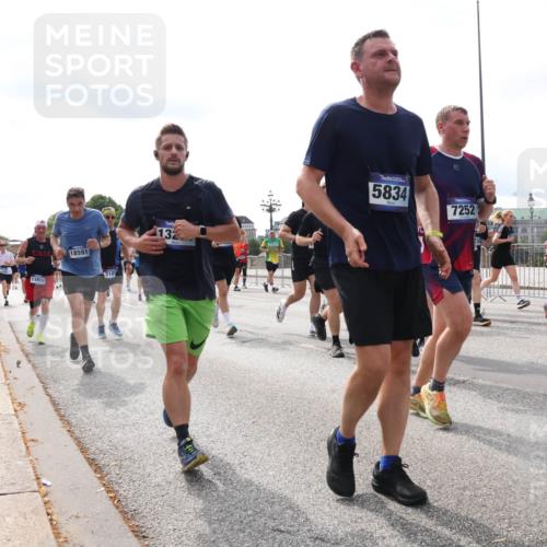 29.06.2025 - hella hamburg halbmarathon Lena Gebhardt http://msf.ph/oto/8424101 29.06.2025 10:19:05 Lombardsbrücke 11602, 18591, 3105, 132, 5834, 7252, 1349, 1521, 1718, 1755, 2096, 2311, 2589, 2781, 2802, 2812, 2821, 3026, 3105, 3118, 3529, 3591, 3592, 3631, 4718, 4722, 4802, 4845, 5034, 5049, 5080, 5098, 5178, 5264, 5266, 5323, 5429, 5834, 5910, 6194, 6249, 6413, 6477, 6482, 6542, 6736, 7051, 7121, 7214, 7252, 8575, 8665, 8761, 8778, 8780, 9252, 9270, 9272, 9276, 9549, 9652, 9756, 9757, 10037, 10039, 10124, 10129, 10467, 10502, 10816 meine-sportfotos.de