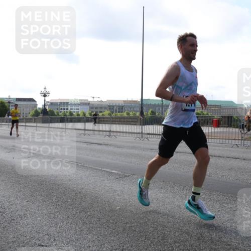 29.06.2025 - hella hamburg halbmarathon Lena Gebhardt http://msf.ph/oto/8424111 29.06.2025 09:43:15 Lombardsbrücke 1271, 4338, 5301, 5612, 6090, 7331, 7380, 7855, 9097, 9385, 9565, 9767, 10867, 11228, 11994, 12341, 12529, 12992, 13346, 13374, 14728, 14753, 14757, 15483, 15671, 18037, 18328, 18693, 18695, 18740, 18989, 19076 meine-sportfotos.de