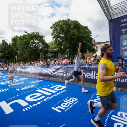 29.06.2025 - hella hamburg halbmarathon Zöllner http://msf.ph/oto/8424113 29.06.2025 10:33:36 Ziel 1053, 8312, 15326, 16931, 18731, 18854 meine-sportfotos.de