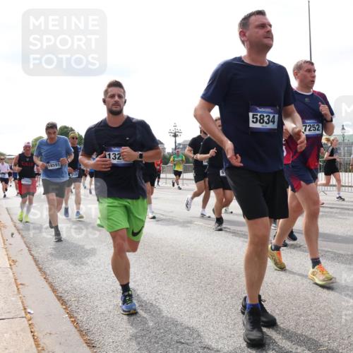 29.06.2025 - hella hamburg halbmarathon Lena Gebhardt http://msf.ph/oto/8424116 29.06.2025 10:19:05 Lombardsbrücke 18591, 3105, 11602, 132, 14, 5834, 7252, 1349, 1521, 1718, 1755, 2096, 2311, 2589, 2781, 2802, 2812, 2821, 3026, 3105, 3118, 3529, 3591, 3592, 3631, 4718, 4722, 4802, 4845, 5034, 5049, 5080, 5098, 5178, 5264, 5266, 5323, 5429, 5834, 5910, 6194, 6249, 6413, 6477, 6482, 6542, 6736, 7051, 7121, 7214, 7252, 8575, 8665, 8761, 8778, 8780, 9252, 9270, 9272, 9276, 9549, 9652, 9756, 9757, 10037, 10039, 10124, 10129, 10467, 10502, 10816 meine-sportfotos.de