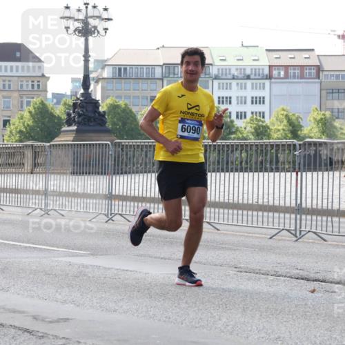 29.06.2025 - hella hamburg halbmarathon Lena Gebhardt http://msf.ph/oto/8424127 29.06.2025 09:43:16 Lombardsbrücke 6090, 1271, 2180, 4338, 5301, 5612, 6090, 7380, 9097, 9385, 9565, 9767, 10867, 11228, 11994, 12341, 12529, 12992, 13346, 13374, 14728, 14757, 15483, 15671, 18037, 18328, 18693, 18695, 18740, 18989, 19076 meine-sportfotos.de