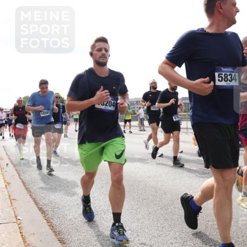 29.06.2025 - hella hamburg halbmarathon Lena Gebhardt http://msf.ph/oto/8424131 29.06.2025 10:19:06 Lombardsbrücke 18591, 11602, 3105, 12, 5204, 5834, 7252, 1349, 1521, 1718, 1755, 2096, 2311, 2589, 2781, 2802, 2812, 2821, 3026, 3105, 3118, 3591, 3592, 3631, 4718, 4722, 4802, 4845, 5034, 5049, 5080, 5098, 5178, 5264, 5266, 5323, 5429, 5834, 5910, 6194, 6249, 6413, 6477, 6482, 6542, 6736, 7051, 7121, 7143, 7214, 7252, 8575, 8665, 8761, 8778, 8780, 9252, 9270, 9272, 9276, 9549, 9652, 9756, 9757, 10037, 10039, 10124, 10129, 10467, 10502, 10816 meine-sportfotos.de