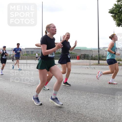 29.06.2025 - hella hamburg halbmarathon Lena Gebhardt http://msf.ph/oto/8424145 29.06.2025 10:28:25 Lombardsbrücke 18604, 3445, 1912, 667, 3445, 4700, 5369, 5604, 5718, 5847, 5903, 5939, 6102, 6418, 6632, 7497, 7667, 7980, 8215, 8327, 8560, 9642, 9653, 9654, 9716, 9855, 10434, 11692, 11739, 12780, 12842, 13045, 13296, 13400, 13568, 13678, 14017, 14155, 15123, 15608, 16125, 18256, 18293, 18604, 19180 meine-sportfotos.de