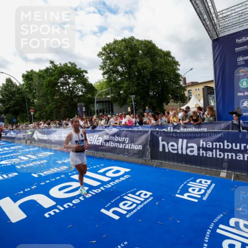 29.06.2025 - hella hamburg halbmarathon Zöllner http://msf.ph/oto/8424148 29.06.2025 10:33:37 Ziel 1053, 2836, 8312, 14975, 15326, 16931, 17191, 18854 meine-sportfotos.de