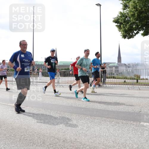 29.06.2025 - hella hamburg halbmarathon Lena Gebhardt http://msf.ph/oto/8424149 29.06.2025 10:43:13 Lombardsbrücke 17921, 19115, 18898, 1678, 5268, 1149, 1155, 1467, 1656, 1788, 1816, 1878, 1964, 2103, 2158, 2267, 2361, 2450, 2509, 2971, 3074, 3238, 3283, 3329, 3378, 3518, 3638, 3764, 4056, 4105, 4177, 4302, 4367, 4385, 4680, 5067, 5268, 5370, 5610, 5720, 5755, 5967, 6012, 6440, 7043, 7461, 7872, 7926, 8135, 8161, 8184, 8408, 8435, 8795, 8991, 9072, 9304, 9378, 9639, 9641, 9644, 9976, 10008, 10180, 11142, 11710, 12151, 13049 meine-sportfotos.de