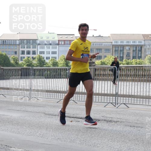 29.06.2025 - hella hamburg halbmarathon Lena Gebhardt http://msf.ph/oto/8424164 29.06.2025 09:43:17 Lombardsbrücke 1271, 2180, 4338, 5301, 6090, 7380, 9097, 9385, 9565, 9767, 10867, 11228, 11994, 12341, 12529, 12992, 13346, 13374, 14728, 14757, 15483, 15671, 18037, 18328, 18693, 18695, 18740, 18989, 19076 meine-sportfotos.de