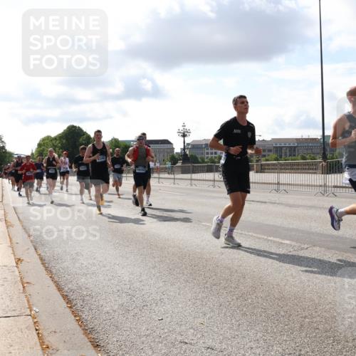 29.06.2025 - hella hamburg halbmarathon Lena Gebhardt http://msf.ph/oto/8424194 29.06.2025 09:52:18 Lombardsbrücke 1277, 1057, 1139, 1169, 1312, 1353, 1468, 1512, 1569, 1604, 1631, 1763, 3305, 3437, 3618, 3697, 3852, 4565, 4871, 4915, 5011, 5014, 5047, 5129, 5231, 5336, 5690, 5987, 6373, 6550, 6700, 6705, 6711, 6770, 7185, 7432, 7710, 8074, 8359, 8564, 8852, 9348, 9358, 9444, 9547, 9659, 10319, 10493, 10691, 10741, 10796, 10978, 11062, 11495, 11679, 11779, 11821, 12046, 12438, 12623, 12772, 13403, 13614, 13728, 14257 meine-sportfotos.de
