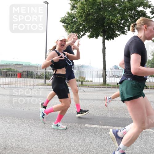 29.06.2025 - hella hamburg halbmarathon Lena Gebhardt http://msf.ph/oto/8424218 29.06.2025 10:28:25 Lombardsbrücke 1918, 42, 15, 3445, 4700, 5369, 5604, 5718, 5847, 5903, 5939, 6102, 6418, 6632, 7497, 7667, 7980, 8215, 8327, 8560, 9642, 9653, 9654, 9716, 9855, 10434, 11692, 11739, 12780, 12842, 13045, 13296, 13400, 13568, 13678, 14017, 14155, 15123, 15608, 16125, 18256, 18293, 18604, 19180 meine-sportfotos.de