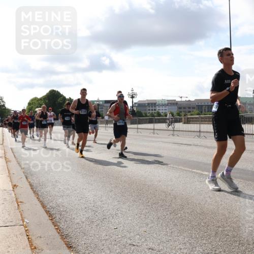 29.06.2025 - hella hamburg halbmarathon Lena Gebhardt http://msf.ph/oto/8424230 29.06.2025 09:52:19 Lombardsbrücke 4915, 9348, 16592, 5, 1057, 1139, 1169, 1220, 1312, 1353, 1468, 1512, 1569, 1604, 1631, 1763, 3305, 3437, 3618, 3697, 3852, 4565, 4871, 4915, 5011, 5014, 5047, 5129, 5231, 5336, 5690, 5987, 6373, 6550, 6700, 6705, 6711, 6770, 7185, 7432, 7710, 7961, 8074, 8359, 8564, 8852, 9348, 9358, 9444, 9547, 9659, 10493, 10691, 10741, 10796, 10978, 11062, 11495, 11679, 11779, 11821, 12046, 12438, 12772, 13403, 13614, 13728, 14257 meine-sportfotos.de