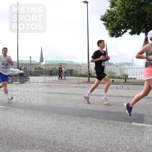 29.06.2025 - hella hamburg halbmarathon Lena Gebhardt http://msf.ph/oto/8424232 29.06.2025 10:06:17 Lombardsbrücke 13863, 157, 1229, 1245, 1448, 1766, 1830, 1842, 2540, 3062, 4169, 4542, 4666, 4868, 5431, 6014, 6314, 7138, 7741, 8051, 8316, 8909, 9361, 9560, 10214, 10297, 10781, 13042, 13054, 13481, 13863, 14369, 14987, 15113, 15145, 15229, 15462, 15537, 15766, 15772, 15858, 16441, 16687, 17239, 17746, 17885, 18042, 18575, 18577, 18768, 18857, 18910, 18913, 18966 meine-sportfotos.de