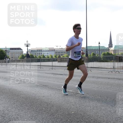 29.06.2025 - hella hamburg halbmarathon Lena Gebhardt http://msf.ph/oto/8424234 29.06.2025 09:43:19 Lombardsbrücke 7380, 666666, 1271, 2180, 4338, 5301, 6090, 7380, 9097, 9385, 9565, 9767, 10867, 11994, 12341, 12529, 12992, 13346, 13374, 14728, 14757, 15483, 15671, 18037, 18328, 18693, 18695, 18740, 18989, 19076 meine-sportfotos.de