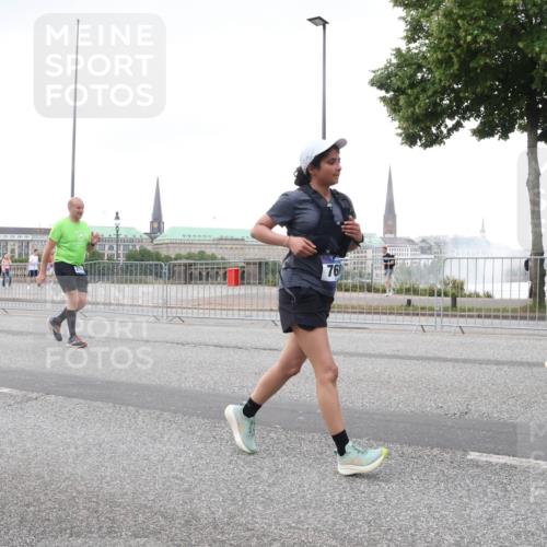 29.06.2025 - hella hamburg halbmarathon Lena Gebhardt http://msf.ph/oto/8424242 29.06.2025 10:53:17 Lombardsbrücke 76, 1340, 1709, 1900, 1906, 1984, 2065, 2146, 2291, 2409, 2429, 2701, 2988, 3226, 3787, 4195, 4595, 4626, 4729, 5428, 5562, 5815, 6041, 6044, 6135, 6521, 7068, 7483, 7611, 7681, 7737, 7876, 8189, 8212, 8414, 8515, 8906, 9077, 9456, 9545, 9685, 9764, 9785, 10043, 10055, 10175, 10417, 10490, 10568, 10661, 10981, 11520, 11524, 11919, 12127, 12128, 12193, 12219, 12700, 13489, 13916, 13917, 14038, 14765, 14807, 14977, 14979, 16137 meine-sportfotos.de