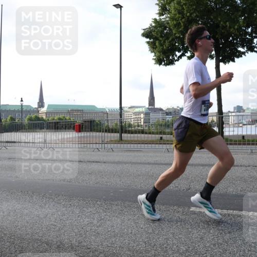 29.06.2025 - hella hamburg halbmarathon Lena Gebhardt http://msf.ph/oto/8424246 29.06.2025 09:43:20 Lombardsbrücke 738, 1271, 2180, 4338, 5301, 6090, 7380, 9097, 9385, 9565, 9767, 10867, 11994, 12341, 12529, 12992, 13346, 13374, 14728, 14757, 15483, 15671, 18037, 18328, 18693, 18695, 18989 meine-sportfotos.de