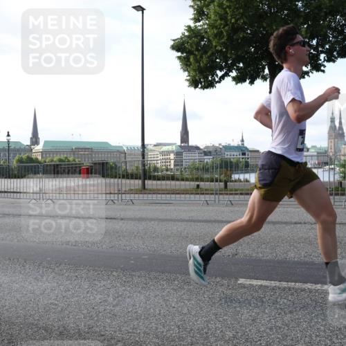 29.06.2025 - hella hamburg halbmarathon Lena Gebhardt http://msf.ph/oto/8424264 29.06.2025 09:43:20 Lombardsbrücke 1271, 2180, 4338, 5301, 6090, 7380, 9097, 9385, 9565, 9767, 10867, 11994, 12341, 12529, 12992, 13346, 13374, 14728, 14757, 15483, 15671, 18037, 18328, 18693, 18695, 18989 meine-sportfotos.de