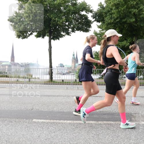 29.06.2025 - hella hamburg halbmarathon Lena Gebhardt http://msf.ph/oto/8424282 29.06.2025 10:28:26 Lombardsbrücke 3445, 4700, 5369, 5604, 5718, 5847, 5903, 5939, 6102, 6418, 6632, 7497, 7667, 7980, 8215, 8327, 8560, 9642, 9653, 9654, 9716, 9855, 10434, 11692, 11739, 12780, 12842, 13045, 13296, 13400, 13568, 13678, 14017, 14155, 15123, 15256, 15608, 16125, 16643, 18256, 18293, 18604, 19180 meine-sportfotos.de