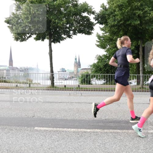 29.06.2025 - hella hamburg halbmarathon Lena Gebhardt http://msf.ph/oto/8424296 29.06.2025 10:28:26 Lombardsbrücke 1918, 3445, 4700, 5369, 5604, 5718, 5847, 5903, 5939, 6102, 6418, 6632, 7497, 7667, 7980, 8215, 8327, 8560, 9642, 9653, 9654, 9716, 9855, 10434, 11692, 11739, 12780, 12842, 13045, 13296, 13400, 13568, 13678, 14017, 14155, 15123, 15256, 15608, 16125, 16643, 18256, 18293, 18604, 19180 meine-sportfotos.de