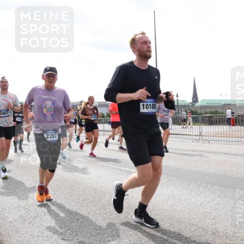 29.06.2025 - hella hamburg halbmarathon Lena Gebhardt http://msf.ph/oto/8424300 29.06.2025 10:43:14 Lombardsbrücke 13786, 3518, 210, 5967, 15246, 10180, 5755, 2267, 1149, 1155, 1467, 1656, 1788, 1816, 1878, 1964, 2103, 2158, 2267, 2361, 2450, 2509, 2971, 3074, 3238, 3283, 3329, 3378, 3518, 3638, 3764, 4056, 4105, 4177, 4302, 4367, 4385, 4680, 5067, 5268, 5370, 5610, 5720, 5755, 5967, 6012, 6440, 6931, 7043, 7461, 7872, 7926, 8135, 8161, 8184, 8233, 8408, 8435, 8795, 8991, 9072, 9304, 9378, 9639, 9641, 9644, 9976, 10008, 10083, 10180, 11142, 11710, 12151, 13049 meine-sportfotos.de