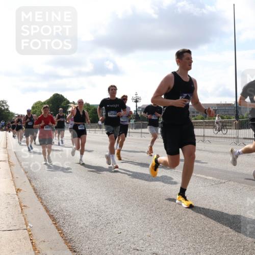 29.06.2025 - hella hamburg halbmarathon Lena Gebhardt http://msf.ph/oto/8424348 29.06.2025 09:52:20 Lombardsbrücke 1451, 4915, 1659, 18560, 15233, 1679, 4565, 16592, 1057, 1139, 1169, 1220, 1312, 1353, 1468, 1512, 1569, 1604, 1631, 1763, 3305, 3618, 3697, 3852, 4565, 4871, 4915, 5011, 5014, 5047, 5129, 5231, 5336, 5690, 5987, 6373, 6550, 6700, 6705, 6711, 6770, 7067, 7185, 7432, 7710, 7865, 7961, 8074, 8359, 8564, 8852, 9348, 9358, 9444, 9547, 9659, 10493, 10691, 10741, 10796, 10978, 11062, 11495, 11679, 11779, 11821, 12046, 12438, 12772, 13403, 13614, 13728, 14257 meine-sportfotos.de