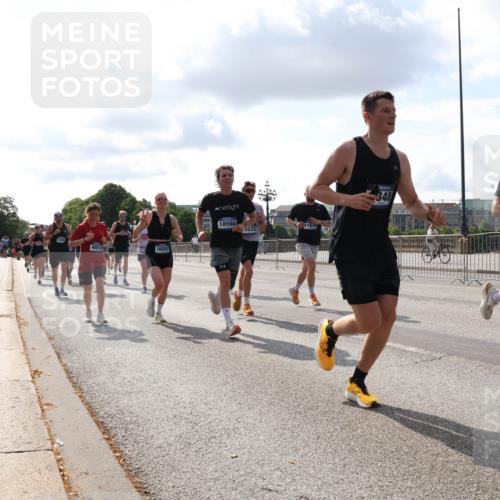 29.06.2025 - hella hamburg halbmarathon Lena Gebhardt http://msf.ph/oto/8424362 29.06.2025 09:52:20 Lombardsbrücke 4915, 16591, 18560, 11679, 5233, 348, 4565, 16592, 1057, 1139, 1169, 1220, 1312, 1353, 1468, 1512, 1569, 1604, 1631, 1763, 3305, 3618, 3697, 3852, 4565, 4871, 4915, 5011, 5014, 5047, 5129, 5231, 5336, 5690, 5987, 6373, 6550, 6700, 6705, 6711, 6770, 7067, 7185, 7432, 7710, 7865, 7961, 8074, 8359, 8564, 8852, 9348, 9358, 9444, 9547, 9659, 10493, 10691, 10741, 10796, 10978, 11062, 11495, 11679, 11779, 11821, 12046, 12438, 12772, 13403, 13614, 13728, 14257 meine-sportfotos.de