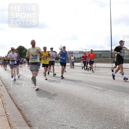 29.06.2025 - hella hamburg halbmarathon Lena Gebhardt http://msf.ph/oto/8424385 29.06.2025 10:19:09 Lombardsbrücke 15594, 16925, 2802, 6736, 3118, 16168, 1332, 1349, 1521, 1718, 1755, 2096, 2311, 2589, 2781, 2795, 2802, 2812, 2821, 2895, 3026, 3105, 3118, 3591, 3592, 3631, 4718, 4722, 4845, 5034, 5049, 5080, 5098, 5178, 5264, 5266, 5323, 5429, 5834, 6194, 6249, 6413, 6477, 6482, 6542, 6736, 7051, 7121, 7143, 7214, 7252, 8575, 8761, 8778, 8780, 9252, 9270, 9272, 9549, 9652, 9756, 9757, 10037, 10039, 10124, 10129, 10467, 10816 meine-sportfotos.de