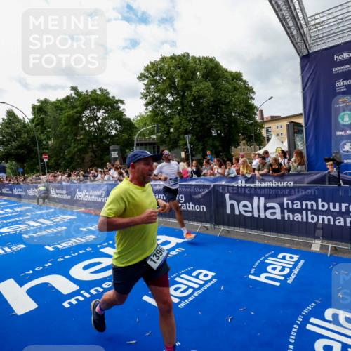 29.06.2025 - hella hamburg halbmarathon Zöllner http://msf.ph/oto/8424389 29.06.2025 10:33:47 Ziel 1396, 1743, 2228, 2243, 2746, 4246, 5193, 12595, 13771, 14310, 14466, 16755 meine-sportfotos.de