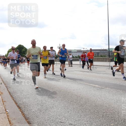 29.06.2025 - hella hamburg halbmarathon Lena Gebhardt http://msf.ph/oto/8424399 29.06.2025 10:19:09 Lombardsbrücke 16925, 311, 16168, 2802, 6736, 15594, 1332, 1349, 1521, 1718, 1755, 2096, 2311, 2589, 2781, 2795, 2802, 2812, 2821, 2895, 3026, 3105, 3118, 3591, 3592, 3631, 4718, 4722, 4845, 5034, 5049, 5080, 5098, 5178, 5264, 5266, 5323, 5429, 5834, 6194, 6249, 6413, 6477, 6482, 6542, 6736, 7051, 7121, 7143, 7214, 7252, 8575, 8761, 8778, 8780, 9252, 9270, 9272, 9549, 9652, 9756, 9757, 10037, 10039, 10124, 10129, 10467, 10816 meine-sportfotos.de