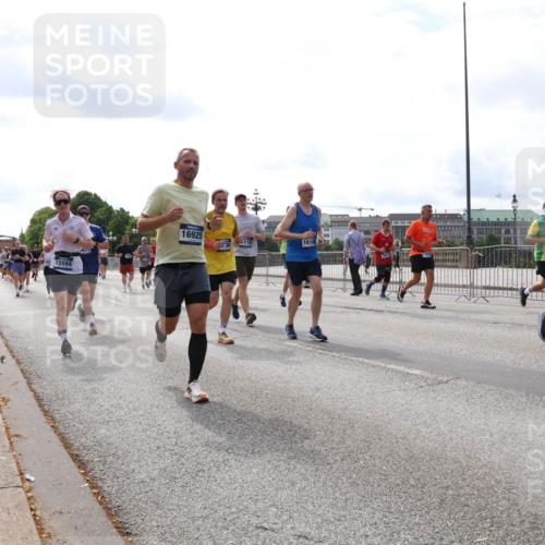 29.06.2025 - hella hamburg halbmarathon Lena Gebhardt http://msf.ph/oto/8424417 29.06.2025 10:19:09 Lombardsbrücke 15594, 16925, 118, 16168, 1332, 1349, 1521, 1718, 1755, 2096, 2311, 2589, 2781, 2795, 2802, 2812, 2821, 2895, 3026, 3105, 3118, 3591, 3592, 3631, 4718, 4722, 4845, 5034, 5049, 5080, 5098, 5178, 5264, 5266, 5323, 5429, 5834, 6194, 6249, 6413, 6477, 6482, 6542, 6736, 7051, 7121, 7143, 7214, 7252, 8575, 8761, 8778, 8780, 9252, 9270, 9272, 9549, 9652, 9756, 9757, 10037, 10039, 10124, 10129, 10467, 10816 meine-sportfotos.de