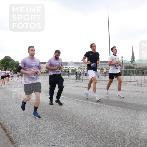 29.06.2025 - hella hamburg halbmarathon Lena Gebhardt http://msf.ph/oto/8424423 29.06.2025 10:53:19 Lombardsbrücke 5428, 5917, 12700, 12193, 1340, 1709, 1900, 1906, 1984, 2065, 2291, 2409, 2429, 2701, 2988, 3226, 3787, 4195, 4595, 4626, 4729, 5428, 5562, 5815, 5857, 6041, 6044, 6135, 6306, 6521, 7068, 7483, 7537, 7611, 7681, 7737, 7876, 8189, 8212, 8414, 8515, 8906, 9077, 9456, 9545, 9685, 9764, 9785, 10043, 10055, 10175, 10417, 10490, 10568, 10661, 11520, 11524, 11919, 12127, 12128, 12193, 12219, 12700, 13489, 13916, 13917, 14038, 14765, 14807, 14977, 14979, 16137 meine-sportfotos.de