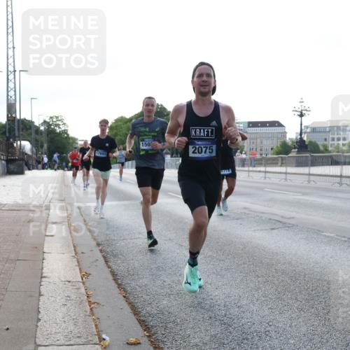 29.06.2025 - hella hamburg halbmarathon Lena Gebhardt http://msf.ph/oto/8424427 29.06.2025 09:43:32 Lombardsbrücke 17893, 2025, 150, 2075, 8318, 1271, 2075, 2180, 2203, 4338, 5301, 6090, 7380, 8318, 9097, 9385, 9565, 9767, 9804, 10351, 10867, 11994, 12341, 13374, 13941, 14728, 14757, 15023, 15136, 15483, 15671, 17893, 18037, 18328, 18693, 18695, 18763, 18832, 18989 meine-sportfotos.de