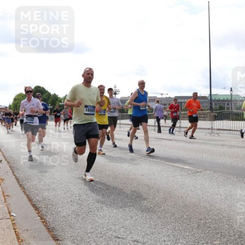 29.06.2025 - hella hamburg halbmarathon Lena Gebhardt http://msf.ph/oto/8424430 29.06.2025 10:19:09 Lombardsbrücke 15594, 16925, 16168, 6736, 1332, 1349, 1521, 1718, 1755, 2096, 2311, 2589, 2781, 2795, 2802, 2812, 2821, 2895, 3026, 3105, 3118, 3591, 3592, 3631, 4718, 4722, 4845, 5034, 5049, 5080, 5098, 5178, 5264, 5266, 5323, 5429, 5834, 6194, 6249, 6413, 6477, 6482, 6542, 6736, 7051, 7121, 7143, 7214, 7252, 8575, 8761, 8778, 8780, 9252, 9270, 9272, 9549, 9652, 9756, 9757, 10037, 10039, 10124, 10129, 10467, 10816 meine-sportfotos.de