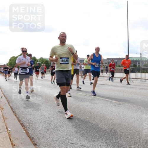 29.06.2025 - hella hamburg halbmarathon Lena Gebhardt http://msf.ph/oto/8424445 29.06.2025 10:19:09 Lombardsbrücke 15594, 17, 16925, 16168, 1332, 1349, 1521, 1718, 1755, 2096, 2311, 2589, 2781, 2795, 2802, 2812, 2821, 2895, 3026, 3105, 3118, 3591, 3592, 3631, 4718, 4722, 4845, 5034, 5049, 5080, 5098, 5178, 5264, 5266, 5323, 5429, 5834, 6194, 6249, 6413, 6477, 6482, 6542, 6736, 7051, 7121, 7143, 7214, 7252, 8575, 8761, 8778, 8780, 9252, 9270, 9272, 9549, 9652, 9756, 9757, 10037, 10039, 10124, 10129, 10467, 10816 meine-sportfotos.de
