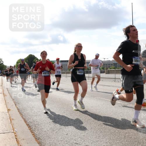 29.06.2025 - hella hamburg halbmarathon Lena Gebhardt http://msf.ph/oto/8424454 29.06.2025 09:52:22 Lombardsbrücke 1468, 4915, 16591, 18560, 1167, 1057, 1139, 1169, 1220, 1312, 1353, 1468, 1512, 1569, 1604, 1631, 1763, 3305, 3618, 3697, 3852, 4565, 4871, 4915, 5011, 5014, 5047, 5129, 5231, 5336, 5690, 5987, 6373, 6550, 6700, 6705, 6711, 6770, 7067, 7185, 7432, 7710, 7865, 7961, 8074, 8359, 8564, 8852, 9348, 9358, 9444, 9547, 9659, 10493, 10691, 10741, 10796, 10978, 11062, 11495, 11679, 11779, 11821, 12046, 12438, 12772, 13403, 13614, 13728, 14257 meine-sportfotos.de