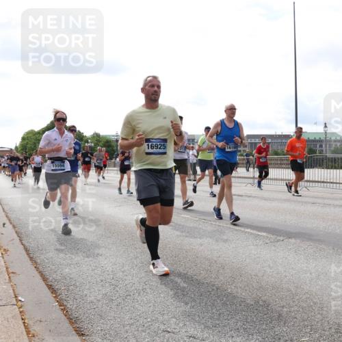 29.06.2025 - hella hamburg halbmarathon Lena Gebhardt http://msf.ph/oto/8424461 29.06.2025 10:19:10 Lombardsbrücke 15594, 1773, 16925, 16168, 1332, 1349, 1521, 1718, 1755, 2017, 2096, 2311, 2589, 2781, 2795, 2802, 2812, 2821, 2895, 3026, 3105, 3118, 3591, 3592, 3631, 4718, 4722, 4845, 5034, 5049, 5080, 5098, 5178, 5264, 5266, 5323, 5429, 5834, 6194, 6249, 6413, 6477, 6482, 6542, 6736, 7051, 7121, 7143, 7214, 7252, 8575, 8761, 8778, 8780, 9252, 9270, 9272, 9549, 9652, 9756, 9757, 9856, 10037, 10039, 10124, 10129, 10467, 10816 meine-sportfotos.de