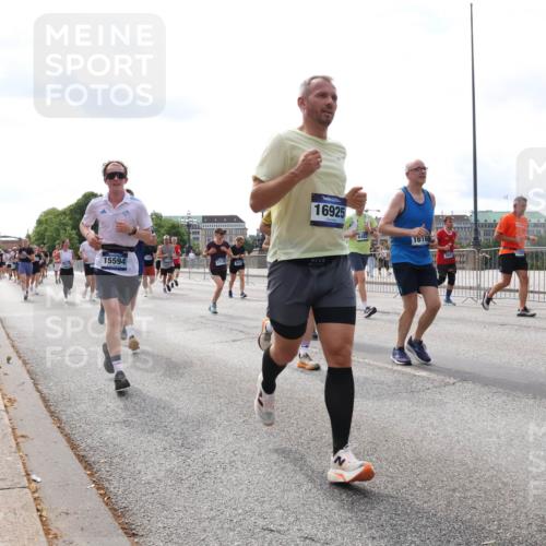 29.06.2025 - hella hamburg halbmarathon Lena Gebhardt http://msf.ph/oto/8424478 29.06.2025 10:19:10 Lombardsbrücke 16925, 15594, 16168, 3631, 1332, 1349, 1521, 1718, 1755, 2017, 2096, 2311, 2589, 2781, 2795, 2802, 2812, 2821, 2895, 3026, 3105, 3118, 3591, 3592, 3631, 4718, 4722, 4845, 5034, 5049, 5080, 5098, 5178, 5264, 5266, 5323, 5429, 5834, 6194, 6249, 6413, 6477, 6482, 6542, 6736, 7051, 7121, 7143, 7214, 7252, 8575, 8761, 8778, 8780, 9252, 9270, 9272, 9549, 9652, 9756, 9757, 9856, 10037, 10039, 10124, 10129, 10467, 10816 meine-sportfotos.de