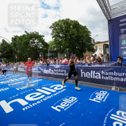 29.06.2025 - hella hamburg halbmarathon Zöllner http://msf.ph/oto/8424490 29.06.2025 10:33:52 Ziel 1743, 2228, 2243, 2746, 4246, 5193, 10865, 13771, 14310, 14466, 16243 meine-sportfotos.de