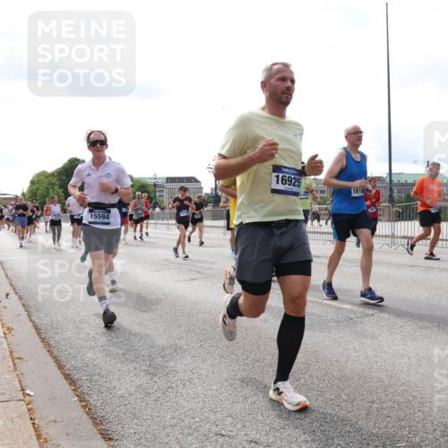 29.06.2025 - hella hamburg halbmarathon Lena Gebhardt http://msf.ph/oto/8424491 29.06.2025 10:19:10 Lombardsbrücke 15594, 17736, 16925, 16168, 1332, 1349, 1521, 1718, 1755, 2017, 2096, 2311, 2589, 2781, 2795, 2802, 2812, 2821, 2895, 3026, 3105, 3118, 3591, 3592, 3631, 4718, 4722, 4845, 5034, 5049, 5080, 5098, 5178, 5264, 5266, 5323, 5429, 5834, 6194, 6249, 6413, 6477, 6482, 6542, 6736, 7051, 7121, 7143, 7214, 7252, 8575, 8761, 8778, 8780, 9252, 9270, 9272, 9549, 9652, 9756, 9757, 9856, 10037, 10039, 10124, 10129, 10467, 10816 meine-sportfotos.de