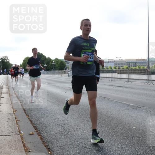 29.06.2025 - hella hamburg halbmarathon Lena Gebhardt http://msf.ph/oto/8424500 29.06.2025 09:43:33 Lombardsbrücke 17893, 2025, 23, 1271, 2075, 2180, 2203, 4338, 5301, 6090, 7380, 8318, 9097, 9385, 9565, 9767, 9804, 10351, 10867, 11994, 12341, 13374, 13941, 14728, 14757, 15023, 15136, 15483, 15671, 17040, 17893, 18037, 18328, 18693, 18695, 18763, 18832, 18989 meine-sportfotos.de