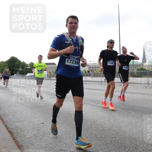 29.06.2025 - hella hamburg halbmarathon Lena Gebhardt http://msf.ph/oto/8424501 29.06.2025 10:06:19 Lombardsbrücke 5431, 17239, 13481, 10781, 1245, 1448, 1766, 1830, 1842, 3062, 4169, 4542, 4666, 4868, 5431, 6014, 6314, 6664, 7138, 7741, 8051, 8316, 9361, 9560, 10214, 10297, 10736, 10781, 10886, 12371, 13042, 13054, 13475, 13481, 13863, 14369, 14987, 15113, 15145, 15229, 15462, 15537, 15766, 15772, 15858, 16441, 16687, 17059, 17239, 17746, 17885, 18042, 18575, 18577, 18652, 18768, 18857, 18910, 18913, 18966 meine-sportfotos.de