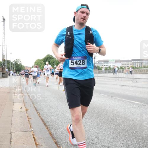 29.06.2025 - hella hamburg halbmarathon Lena Gebhardt http://msf.ph/oto/8424550 29.06.2025 10:53:22 Lombardsbrücke 5428, 1340, 1709, 1900, 1906, 1984, 2065, 2291, 2409, 2429, 2701, 2988, 3226, 3787, 4195, 4595, 4626, 5428, 5562, 5815, 5857, 6041, 6044, 6135, 6306, 6521, 6913, 6996, 7068, 7483, 7537, 7611, 7681, 7876, 7890, 8189, 8212, 8414, 8515, 8906, 9077, 9456, 9685, 9764, 9785, 10043, 10175, 10417, 10490, 10568, 10661, 11520, 11524, 12193, 12219, 12700, 13489, 13916, 13917, 14038, 14765, 14807, 14977, 14979, 16137 meine-sportfotos.de