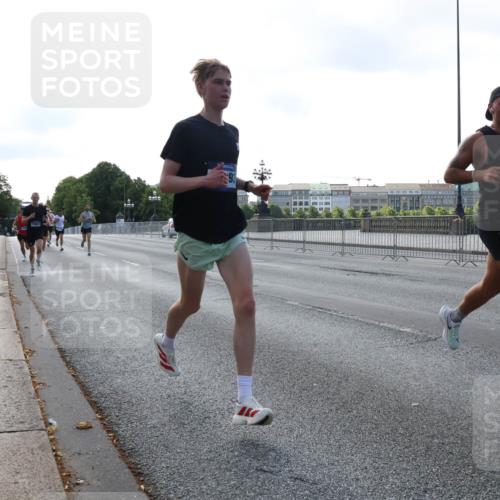 29.06.2025 - hella hamburg halbmarathon Lena Gebhardt http://msf.ph/oto/8424555 29.06.2025 09:43:34 Lombardsbrücke 1271, 2075, 2180, 2203, 4338, 5301, 6090, 7380, 8318, 9097, 9385, 9565, 9767, 9804, 10351, 10867, 11994, 12341, 13374, 13941, 14728, 14757, 15023, 15136, 15483, 15671, 17040, 17893, 18037, 18328, 18693, 18695, 18763, 18832, 18989 meine-sportfotos.de