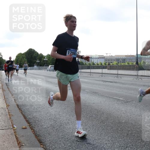 29.06.2025 - hella hamburg halbmarathon Lena Gebhardt http://msf.ph/oto/8424568 29.06.2025 09:43:34 Lombardsbrücke 13941, 17893, 8318, 1271, 2075, 2180, 2203, 4338, 5301, 6090, 7380, 8318, 9097, 9385, 9565, 9767, 9804, 10351, 10867, 11994, 12341, 13374, 13941, 14728, 14757, 15023, 15136, 15483, 15671, 17040, 17893, 18037, 18328, 18693, 18695, 18763, 18832, 18989 meine-sportfotos.de