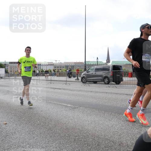 29.06.2025 - hella hamburg halbmarathon Lena Gebhardt http://msf.ph/oto/8424596 29.06.2025 10:06:20 Lombardsbrücke 5431, 13481, 1245, 1448, 1766, 1830, 1842, 3062, 4169, 4542, 4666, 4868, 5431, 6014, 6314, 6664, 7138, 7741, 8051, 8316, 9361, 9560, 10214, 10297, 10736, 10781, 10886, 12371, 13042, 13054, 13475, 13481, 13863, 14369, 14607, 14987, 15113, 15145, 15229, 15462, 15537, 15766, 15772, 15858, 16441, 16687, 17059, 17239, 17746, 17885, 18042, 18575, 18577, 18652, 18768, 18857, 18910, 18913, 18966 meine-sportfotos.de