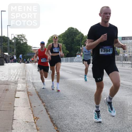 29.06.2025 - hella hamburg halbmarathon Lena Gebhardt http://msf.ph/oto/8424636 29.06.2025 09:43:36 Lombardsbrücke 18763, 15136, 2203, 13941, 1271, 2075, 2180, 2203, 5301, 6090, 7380, 8318, 9385, 9565, 9767, 9804, 10351, 10867, 13374, 13941, 14728, 14757, 15023, 15136, 15483, 15671, 17040, 17893, 18037, 18328, 18693, 18695, 18763, 18832, 18989 meine-sportfotos.de