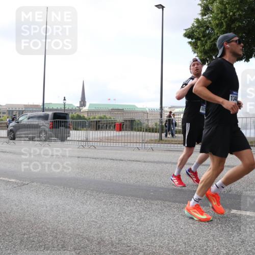 29.06.2025 - hella hamburg halbmarathon Lena Gebhardt http://msf.ph/oto/8424638 29.06.2025 10:06:20 Lombardsbrücke 107, 1348, 1245, 1448, 1766, 1830, 1842, 3062, 4169, 4542, 4666, 4868, 5431, 6014, 6314, 6664, 7138, 7741, 8051, 8316, 9361, 9560, 10214, 10297, 10736, 10781, 10886, 12371, 13042, 13054, 13475, 13481, 13863, 14369, 14607, 14987, 15113, 15145, 15229, 15462, 15537, 15766, 15772, 15858, 16441, 16687, 17059, 17239, 17746, 17885, 18042, 18575, 18577, 18652, 18768, 18857, 18910, 18913, 18966 meine-sportfotos.de